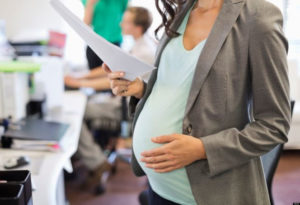 Могут ли уволить беременную женщину с работы