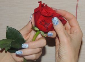 Печать на цветах и ногтях